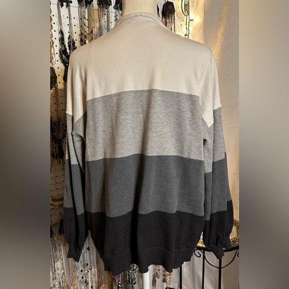 🍁3 for$25🍁 Ladies XL Gray & White Color Block Pocket Cardigan - Picture 3 of 5